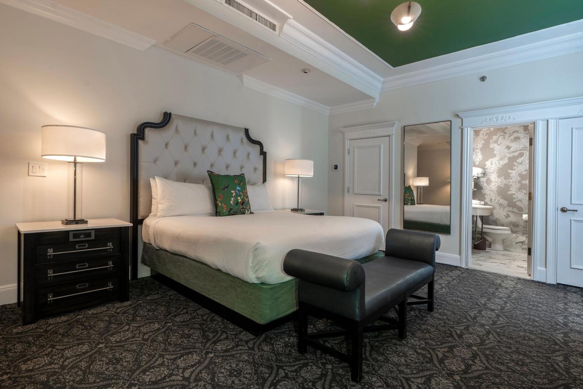 Le Pavillon Hotel 4*